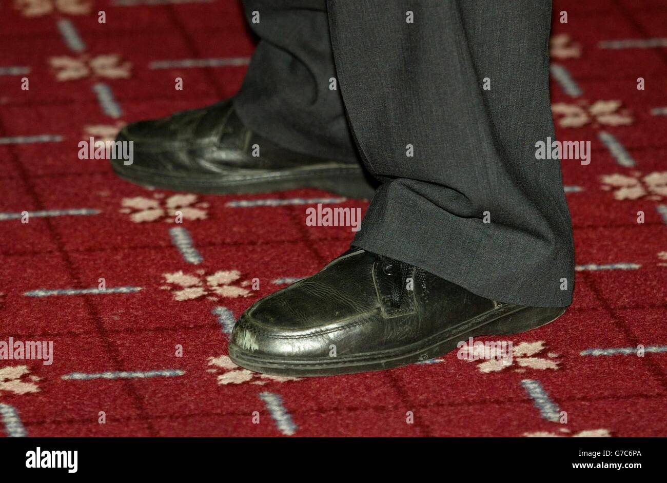 La chaussure du premier ministre Rhodri Morgan lors d'une réunion à  Brighton, où le Parti travailliste tient sa conférence annuelle cette  semaine. M. Morgan a oublié de mettre un point important avant