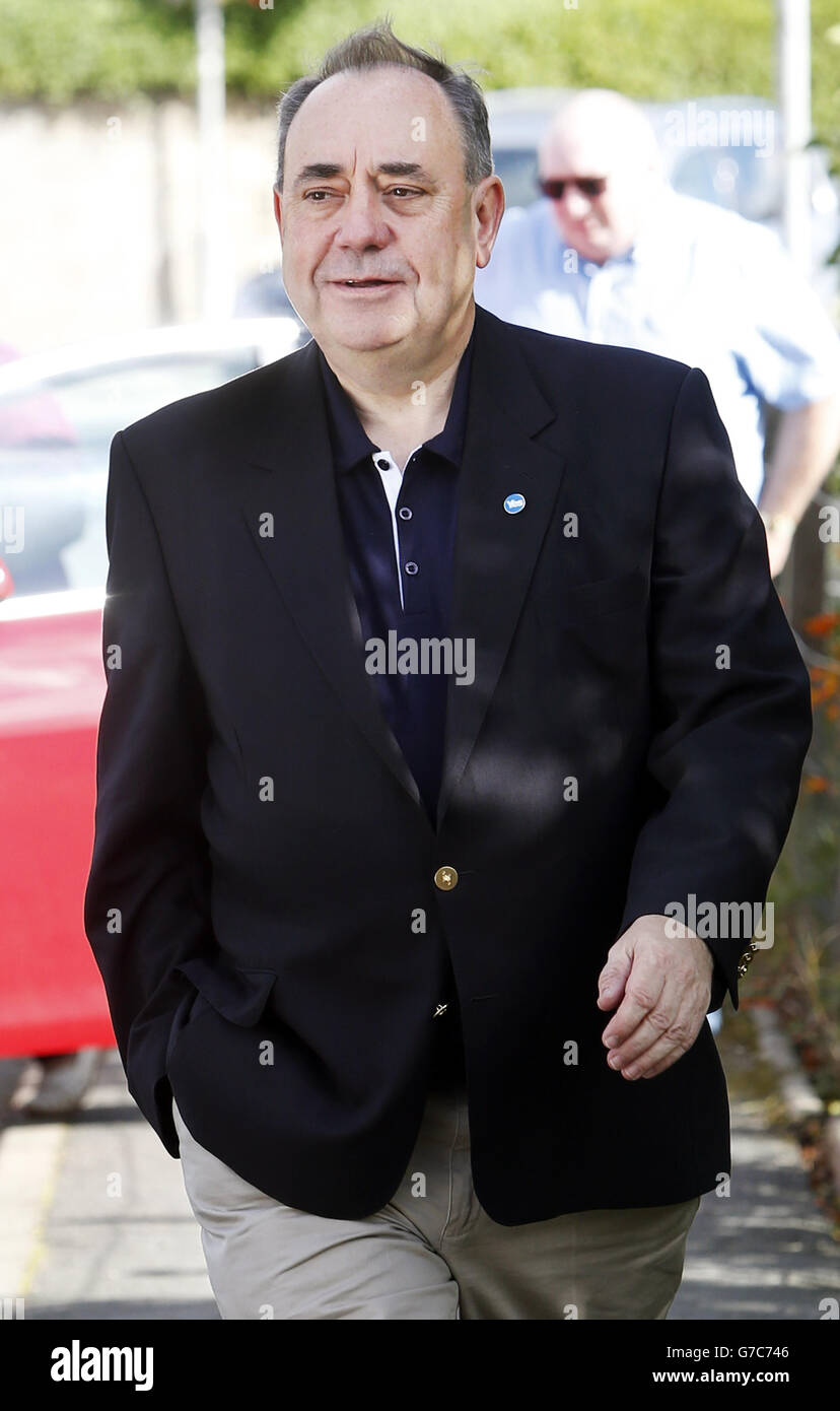 Le premier ministre d'Écosse, Alex Salmond, à l'extérieur de son domicile de Strichen, en Écosse, après avoir annoncé hier qu'il se représentera au poste de Premier ministre à la suite de la défaite de la campagne du Oui lors du référendum sur l'indépendance de l'Écosse. Banque D'Images