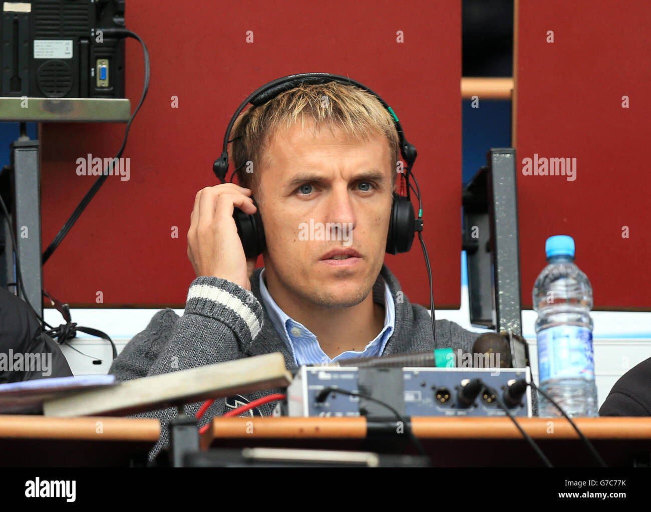 BBC pundit Phil Neville lors du match de la Barclays Premier League à Villa Park, Birmingham. APPUYEZ SUR ASSOCIATION photo. Date de la photo: Samedi 20 septembre 2014. Voir PA Story SOCCER Villa. Le crédit photo devrait se lire comme suit : Mike Egerton/PA Wire. Ne pas utiliser avec les fichiers audio, vidéo, données, présentoirs ou club/ligue non officiels Banque D'Images