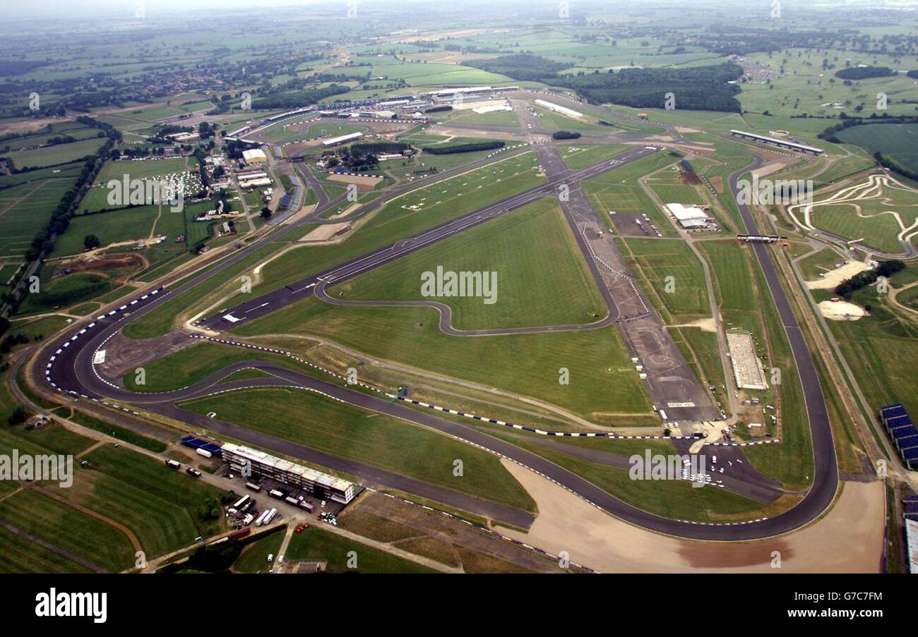 Dossier de la bibliothèque, daté du mercredi 20 juin 2001.Une vue aérienne du circuit de Silverstone, dans le Northamptonshire : le Grand Prix britannique a été abandonné du calendrier des courses automobiles pour la première fois dans l'histoire de la Formule 1 dans une rangée au-dessus de l'offre de plusieurs millions de livres pour promouvoir la course de Silverstone, le propriétaire du circuit a annoncé jeudi 30 septembre 2004.Le British Racing Drivers' Club, qui possède et gère le circuit de Northamptonshire, avait jusqu'à aujourd'hui pour présenter une offre de promotion du Grand Prix 2005 qui a rencontré l'approbation de la suprêmo de Formule 1 Bernie Ecclestone.Voir PA Story SPORT Banque D'Images
