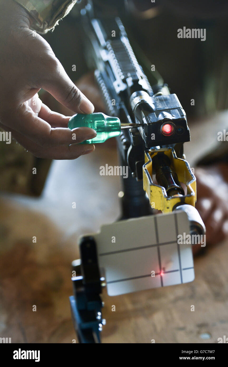 Photo publiée précédemment le 19/09/14 d'une arme à armes légères ajustée pendant la remise à zéro, des milliers de soldats ayant commencé le plus grand jeu de quête laser au monde lorsqu'ils participent à l'exercice Prarie Storm à l'unité d'entraînement de l'Armée britannique Suffield (BATUS) à Calgary, au Canada. Banque D'Images