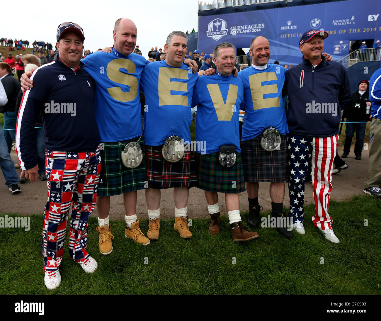 Golf - 40ème Ryder Cup - troisième jour de pratique - Gleneagles.Les fans portent des cavaliers à la mémoire de Seve Ballesteros lors d'une séance d'entraînement au terrain de golf Gleneagles, dans le Perthshire. Banque D'Images
