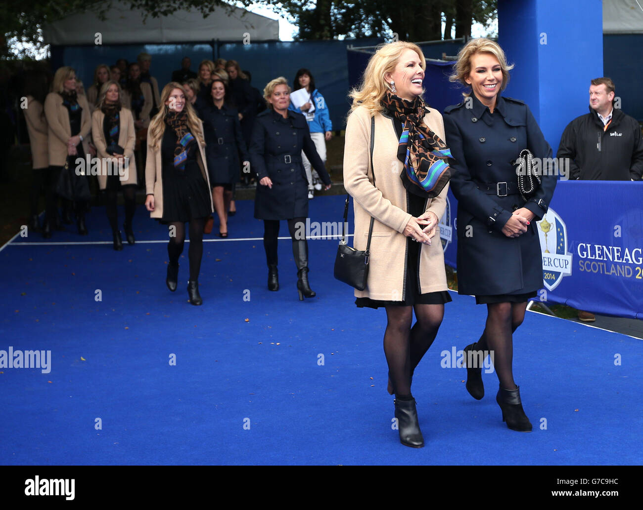 Golf - 40ème Ryder Cup - troisième jour de pratique - Gleneagles.Hilary Watson (à gauche) et Allison McGinley arrivent pour la cérémonie d'ouverture de la 40ème Ryder Cup au Gleneagles Golf course, dans le Perthshire. Banque D'Images