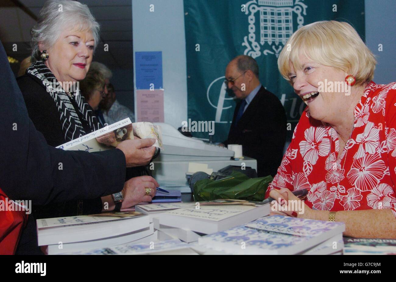 Ann Widdecombe, backbencher du Parti conservateur, signe des copies de son livre « un acte de trahison » à la librairie policos pendant la conférence du Parti conservateur à Bournemouth. La conférence, qui commence aujourd'hui, se tient jusqu'à jeudi. Banque D'Images