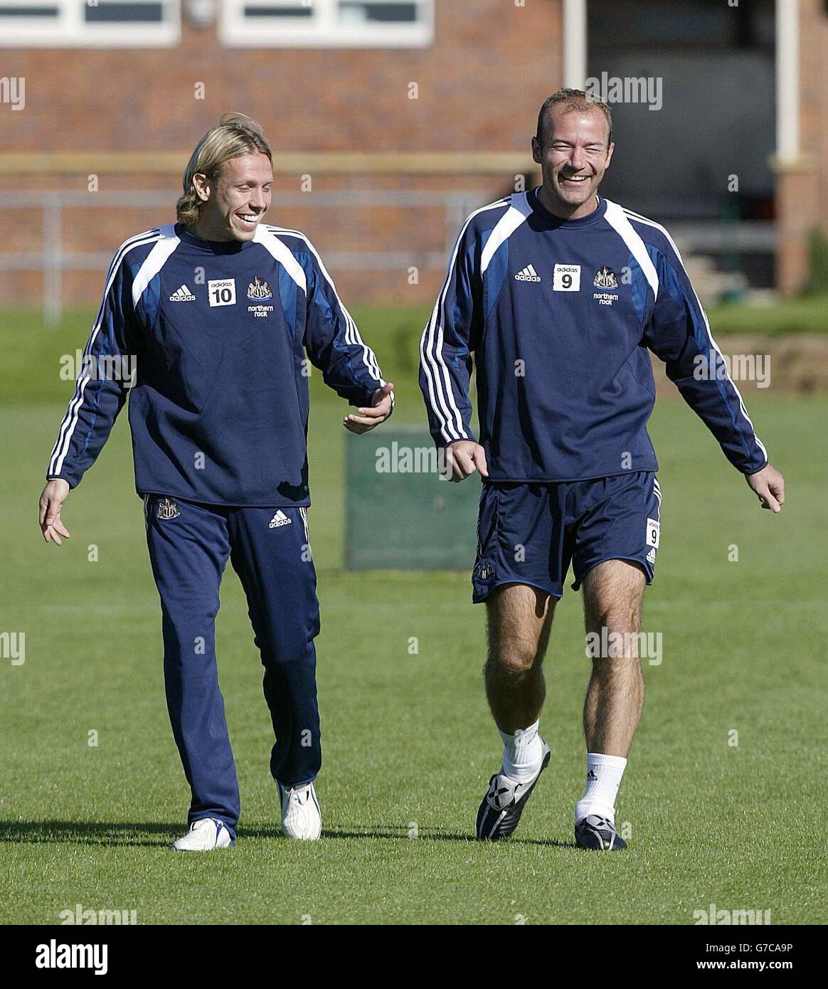 Alan Shearer (à droite) de Newcastle United et Craig Bellamy partagent une  blague à leur camp d'entraînement de la flamme bleue, Newcastle, avant leur  match de la coupe UEFA contre Hapoel Bnei
