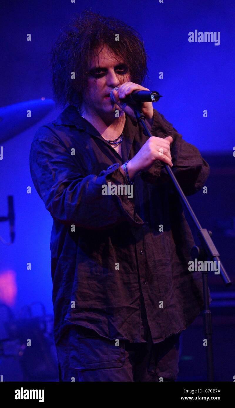 Robert Smith, chanteur principal de The Cure, qui se produit sur scène dans le cadre de l'hommage au groupe « MTV Icon of 2004 », l'événement honorant leur contribution significative à la musique, la vidéo musicale et la culture pop après 25 ans de carrière, tenu au Old Billingsgate Market à Londres. Banque D'Images