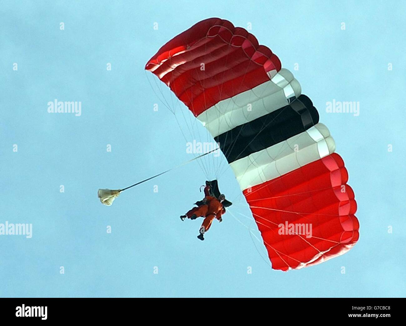 Un Veteran Fait Un Saut En Parachute En Tandem Sur Ginkel Heath Pres D Arnhem En Hollande Pour Marquer Le 60e Anniversaire De La Plus Grande Operation Aerienne De L Histoire Un Groupe De