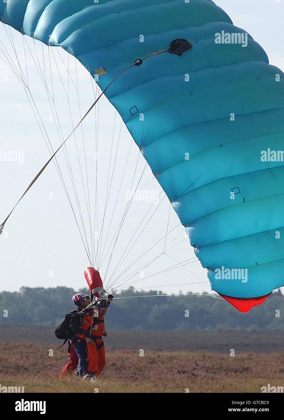 Un Ancien Combattant Debarque D Un Parachute En Tandem Sur Ginkel Heath Pres D Arnhem Hollande Apres Avoir Participe A Un Saut En Parachute Pour Marquer Le 60e Anniversaire De La Plus Grande Operation