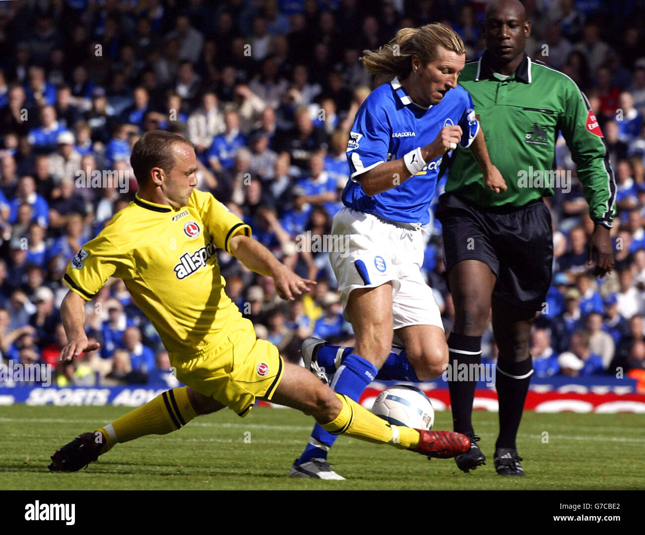 Robbie Savage (R) de Birmingham City est affronté par Danny Murphy de Charlton Athletic lors du match Barclays Premiership à St Andrews, Birmingham, le samedi 18 septembre 2004. Banque D'Images