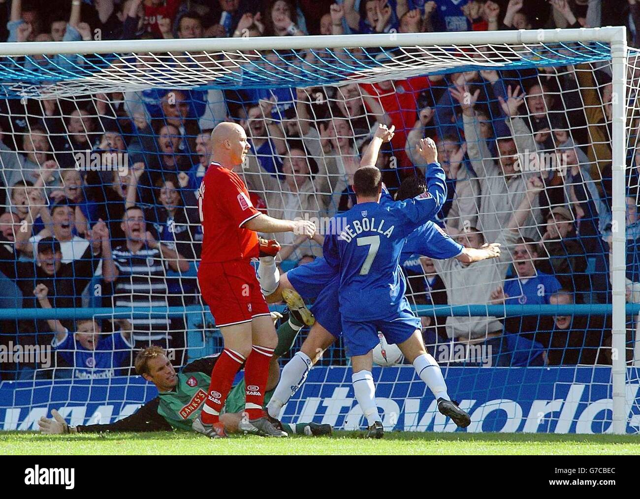 Mark Hudson, de Chesterfield Town, entre dans le but de Walsall lors du match de la Coca Cola League One à Saltergate, Chesterfield, le samedi 18 septembre 2004. PAS D'UTILISATION DU SITE WEB DU CLUB OFFICIEUX. Banque D'Images