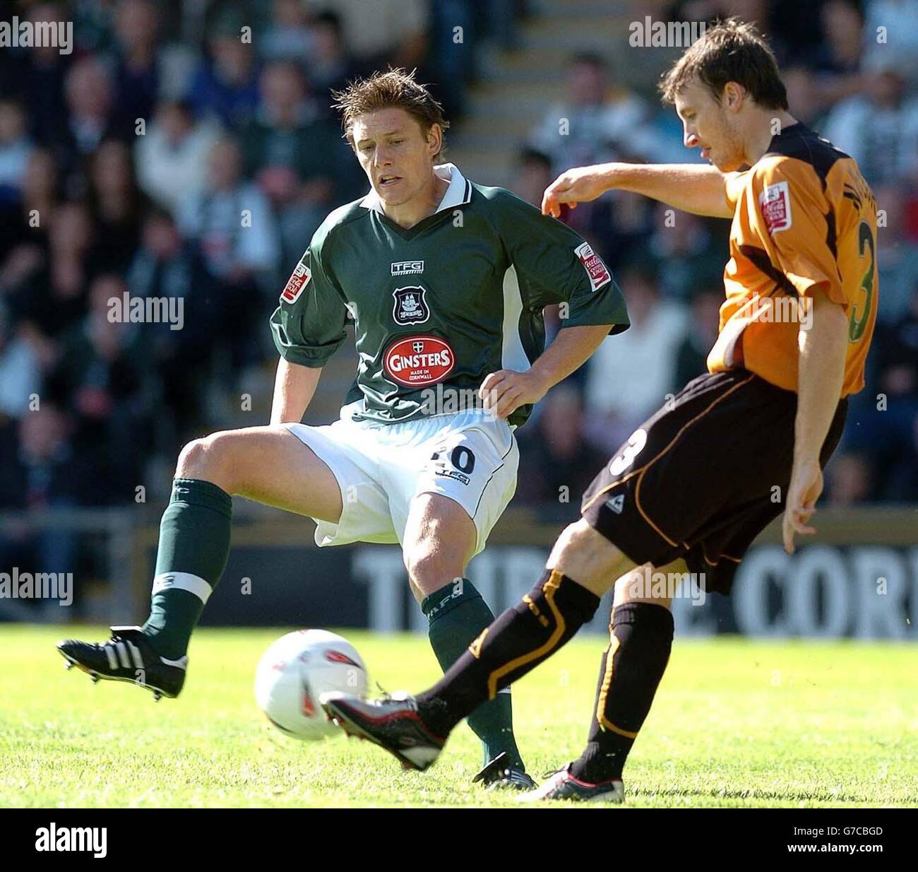 (De gauche à droite) Steve Adams de Plymouth l'affronte avec Lee Naylor, le joueur de Wolverhampton Wanderers, lors du match de championnat Coca-Cola à Home Park, Plymouth, le samedi 18 septembre 2004. PAS D'UTILISATION DU SITE WEB DU CLUB OFFICIEUX. Banque D'Images