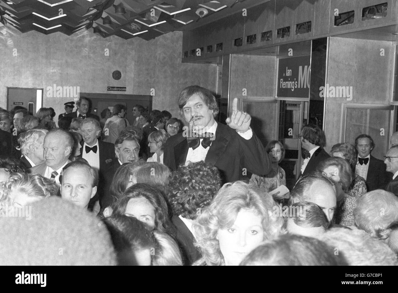 L'acteur américain Richard Kiel à la première mondiale de la Charité royale du film de James Bond Moonraker à l'Odeon Leicester Square.L'acteur 7ft 2' présente les mâchoires de villosités à denture d'acier. Banque D'Images