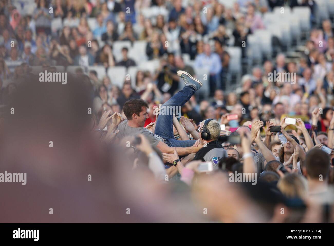 La foule James Blunt surfe lors de la cérémonie de clôture des Jeux Invictus, au parc olympique Queen Elizabeth, à l'est de Londres. Banque D'Images