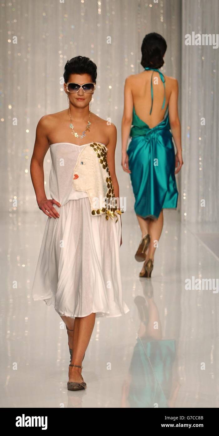 Un modèle sur la passerelle lors du spectacle printemps/été 2005 de la London Fashion week par le designer Tata Naka, qui s'est tenu au Porchester Hall à Baywater, dans l'ouest de Londres. Banque D'Images