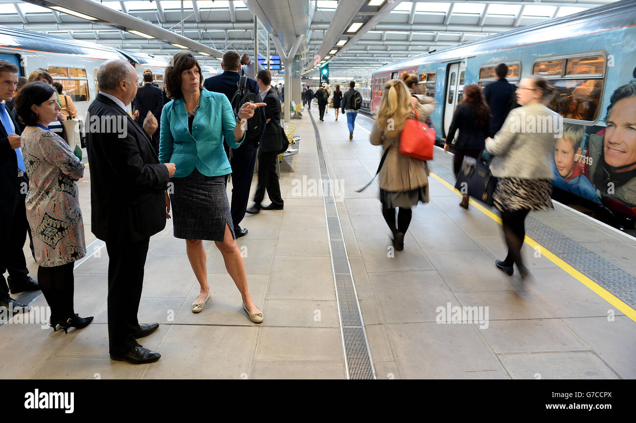 La ministre du rail, Claire Perry, s'entretient avec un banlieue de Blackfriars Station, à Londres, alors que Govia commence à exécuter ses services ferroviaires Thameslink et Great Northern. Banque D'Images