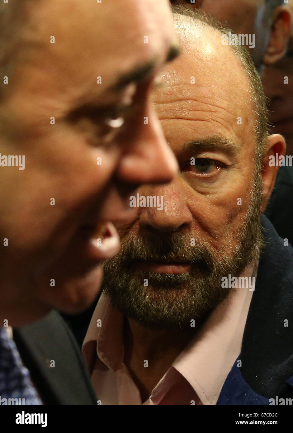 Le premier ministre Alex Salmond est suivi par l'homme d'affaires Brian Souter alors qu'il s'adresse aux médias à l'aéroport d'Édimbourg avant le référendum écossais. Banque D'Images