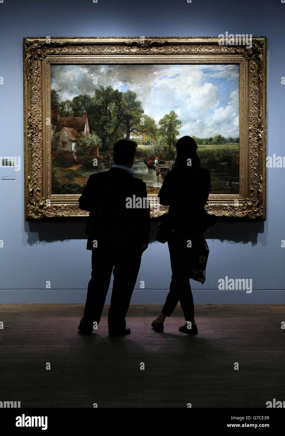 Les membres du public voient le Hay Wain de John Constable lors de l'ouverture d'une nouvelle exposition de son œuvre « Constable: The Making of A Master » au musée V&A dans le centre de Londres. Banque D'Images