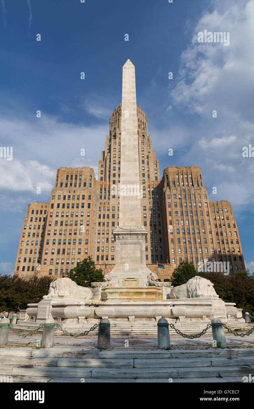 Hôtel de ville de Buffalo, état de New York avec monument pour le président des États-Unis, William McKinley Banque D'Images