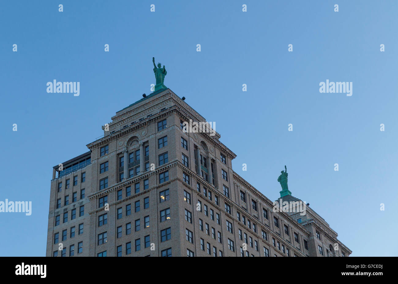 Bâtiment Liberty à Buffalo, état de New York avec deux statues de la liberté sur le toit Banque D'Images