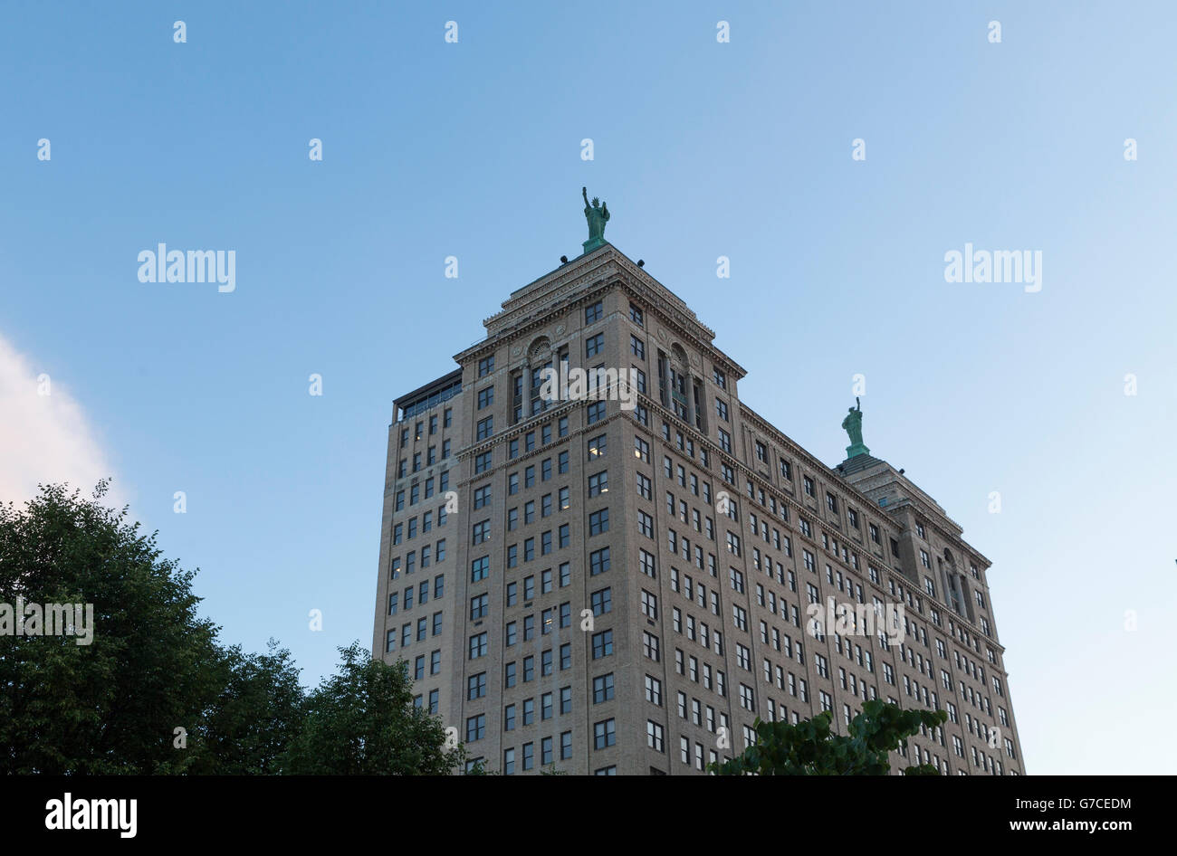 Bâtiment Liberty à Buffalo, état de New York avec deux statues de la liberté sur le toit Banque D'Images