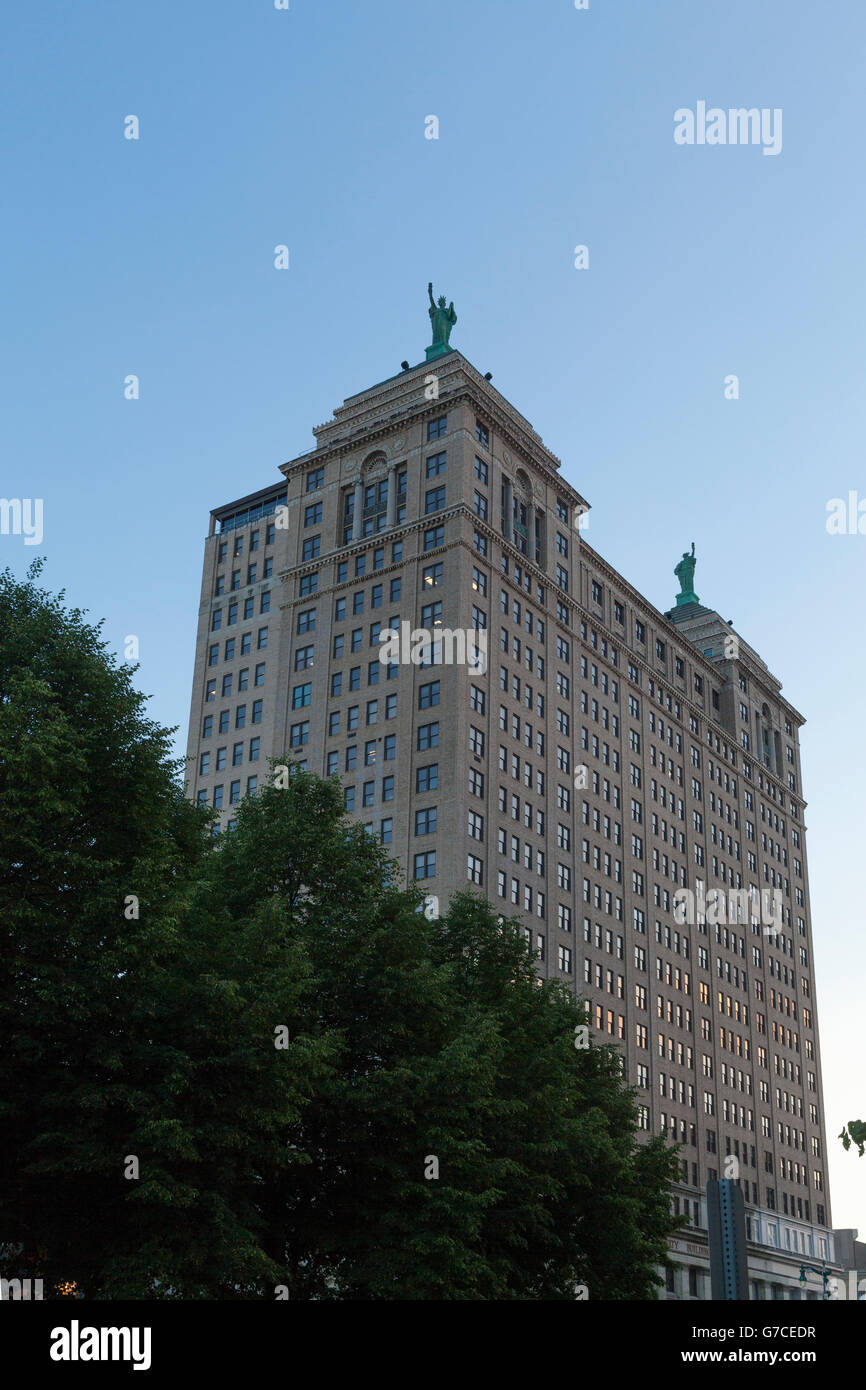 Bâtiment Liberty à Buffalo, état de New York avec deux statues de la liberté sur le toit Banque D'Images
