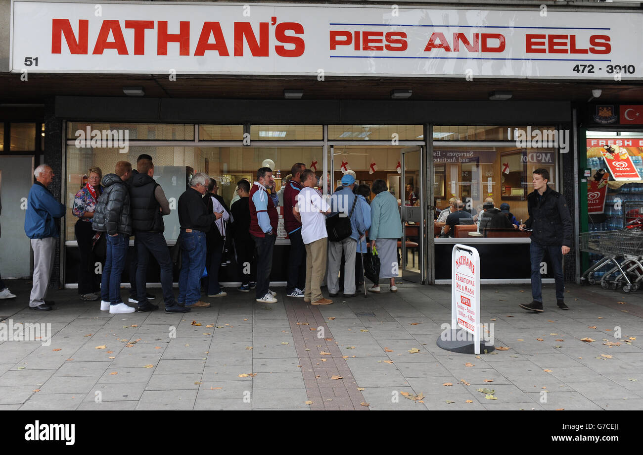 Les fans de West Ham se tournent vers les tourtes et les anguilles avant le match de la Barclays Premier League à Upton Park, Londres. APPUYEZ SUR ASSOCIATION photo. Date de la photo: Samedi 20 septembre 2014. Voir PA Story FOOTBALL West Ham. Le crédit photo devrait se lire : Daniel Hambury/PA Wire. RESTRICTIONS : 45 images maximum pendant une comparaison. Pas d'émulation vidéo ni de promotion en direct. Aucune utilisation dans les jeux, les compétitions, les marchandises, les Paris ou les services de club/joueur unique. Ne pas utiliser avec les fichiers audio, vidéo, données, présentoirs ou club/ligue non officiels Banque D'Images