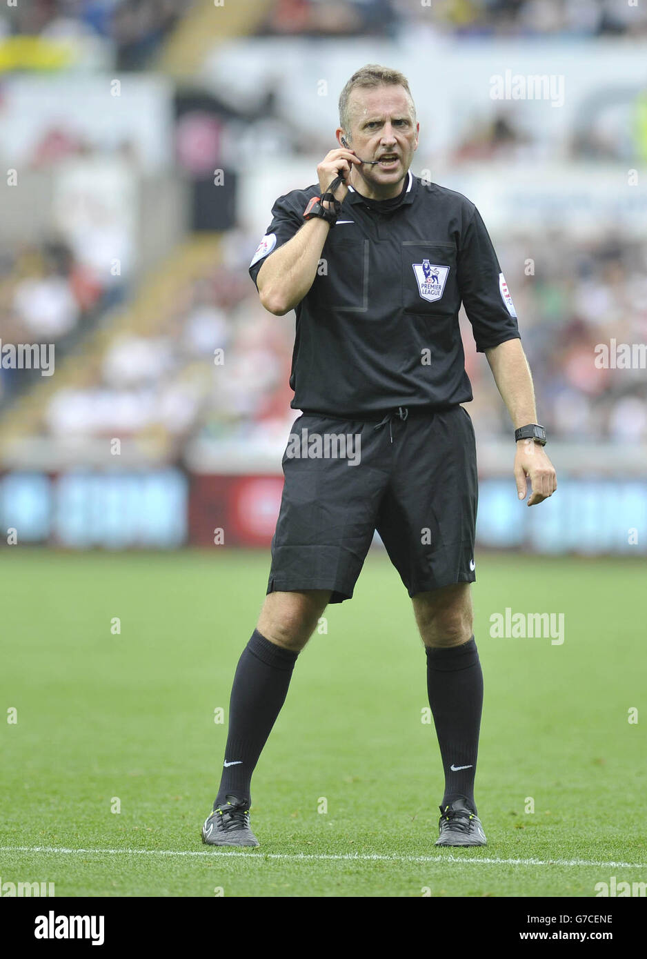 Arbitre J Moss lors du match de la Barclays Premier League au Liberty Stadium, Swansea. APPUYEZ SUR ASSOCIATION photo. Date de la photo: Samedi 20 septembre 2014. Voir PA Story FOOTBALL Swansea. Le crédit photo devrait indiquer : PA Wire. Ne pas utiliser avec les fichiers audio, vidéo, données, présentoirs ou club/ligue non officiels Banque D'Images