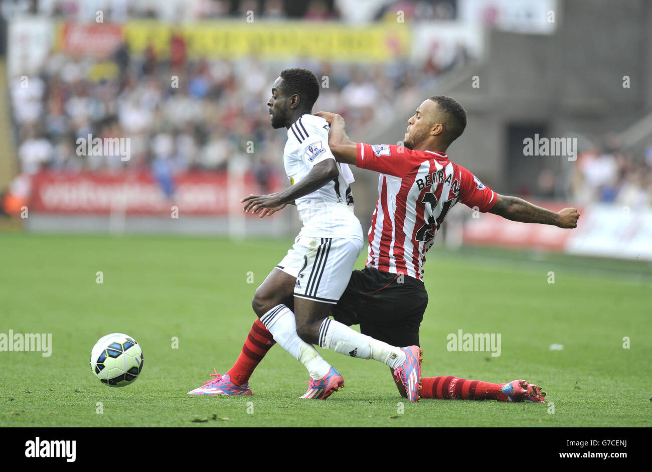 Nathan Dyer de Swansea City et Ryan Bertrand de Southampton lors du match de la Barclays Premier League au Liberty Stadium, Swansea. APPUYEZ SUR ASSOCIATION photo. Date de la photo: Samedi 20 septembre 2014. Voir PA Story FOOTBALL Swansea. Le crédit photo devrait indiquer : PA Wire. Ne pas utiliser avec les fichiers audio, vidéo, données, présentoirs ou club/ligue non officiels Banque D'Images