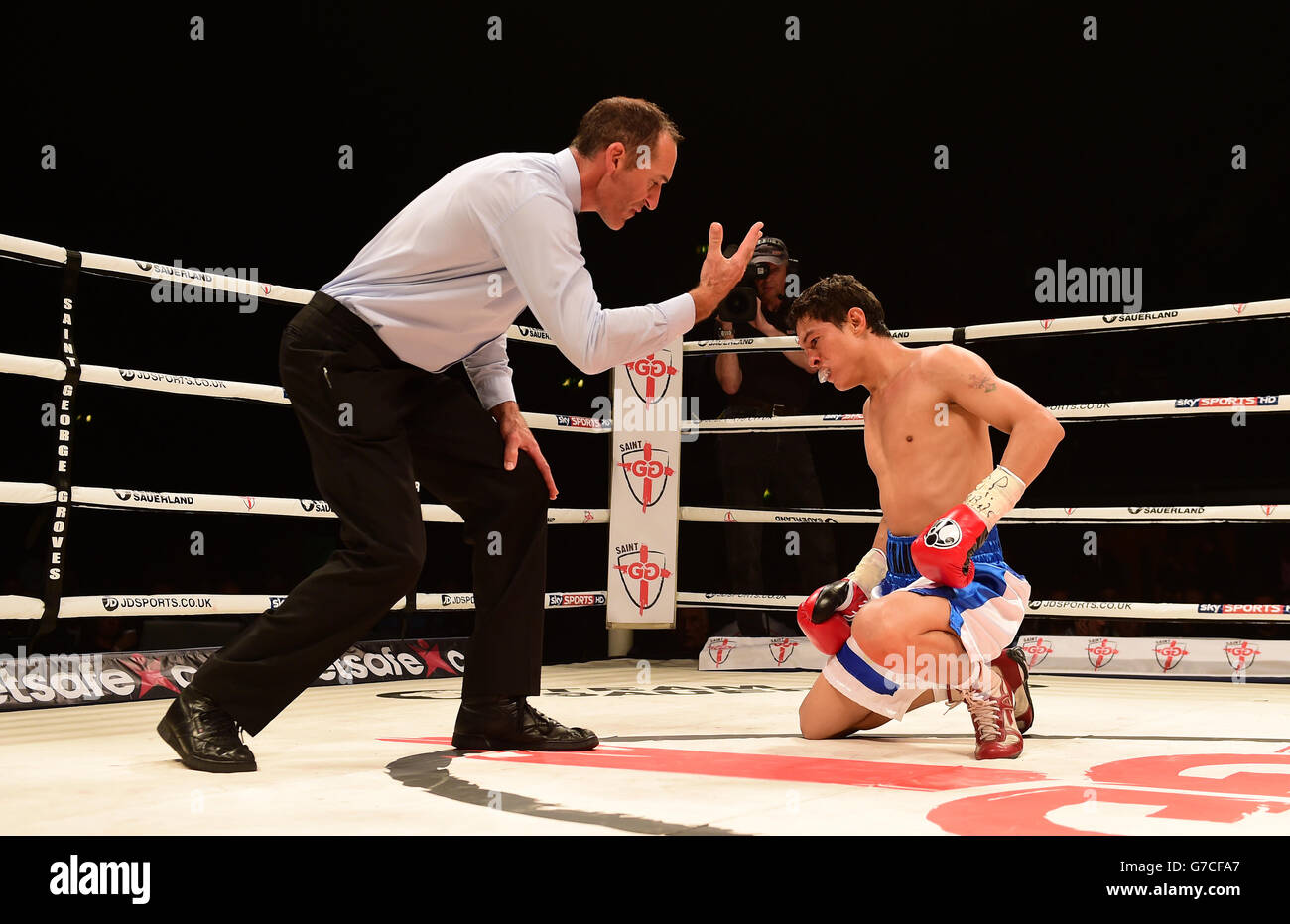 L'arbitre compte le Herald Molina du Nicaragua avant de se lever, après avoir été renversé par Khalid Yafai du Royaume-Uni lors du combat IBF Intercontinental Super Flyweight Title au stade Wembley, Londres.APPUYEZ SUR ASSOCIATION photo.Date de la photo: Samedi 20 septembre 2014.Découvrez les bosquets DE BOXE de PA Story.Le crédit photo devrait se lire comme suit : Adam Davy/PA Wire. Banque D'Images
