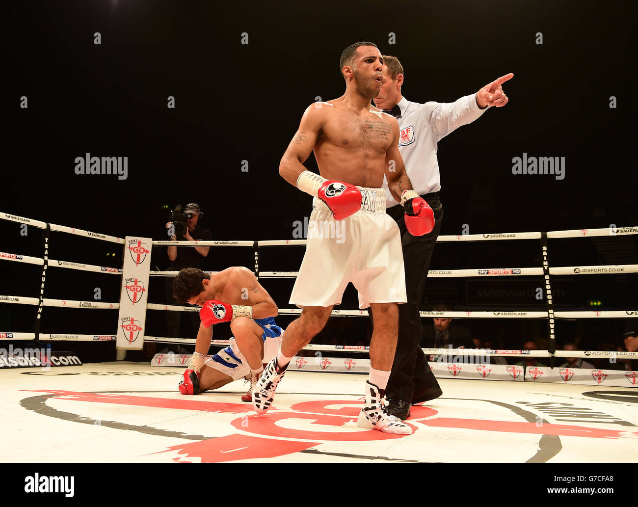 Le Kalid Yafai du Royaume-Uni s'éloigne après avoir frappé Herald Molina (à gauche) du Nicaragua pendant le combat du titre de poids survolant intercontinental IBF au stade Wembley, à Londres.APPUYEZ SUR ASSOCIATION photo.Date de la photo: Samedi 20 septembre 2014.Découvrez les bosquets DE BOXE de PA Story.Le crédit photo devrait se lire comme suit : Adam Davy/PA Wire. Banque D'Images