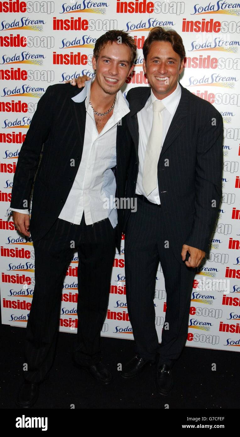 Les acteurs Holloyoaks Ashley Taylor Dawson (L) et Nick Pickard arrivent pour les Inside SOAP Awards 2004 au Atlantic Bar, sur Glasshouse Street, dans le centre de Londres. Banque D'Images