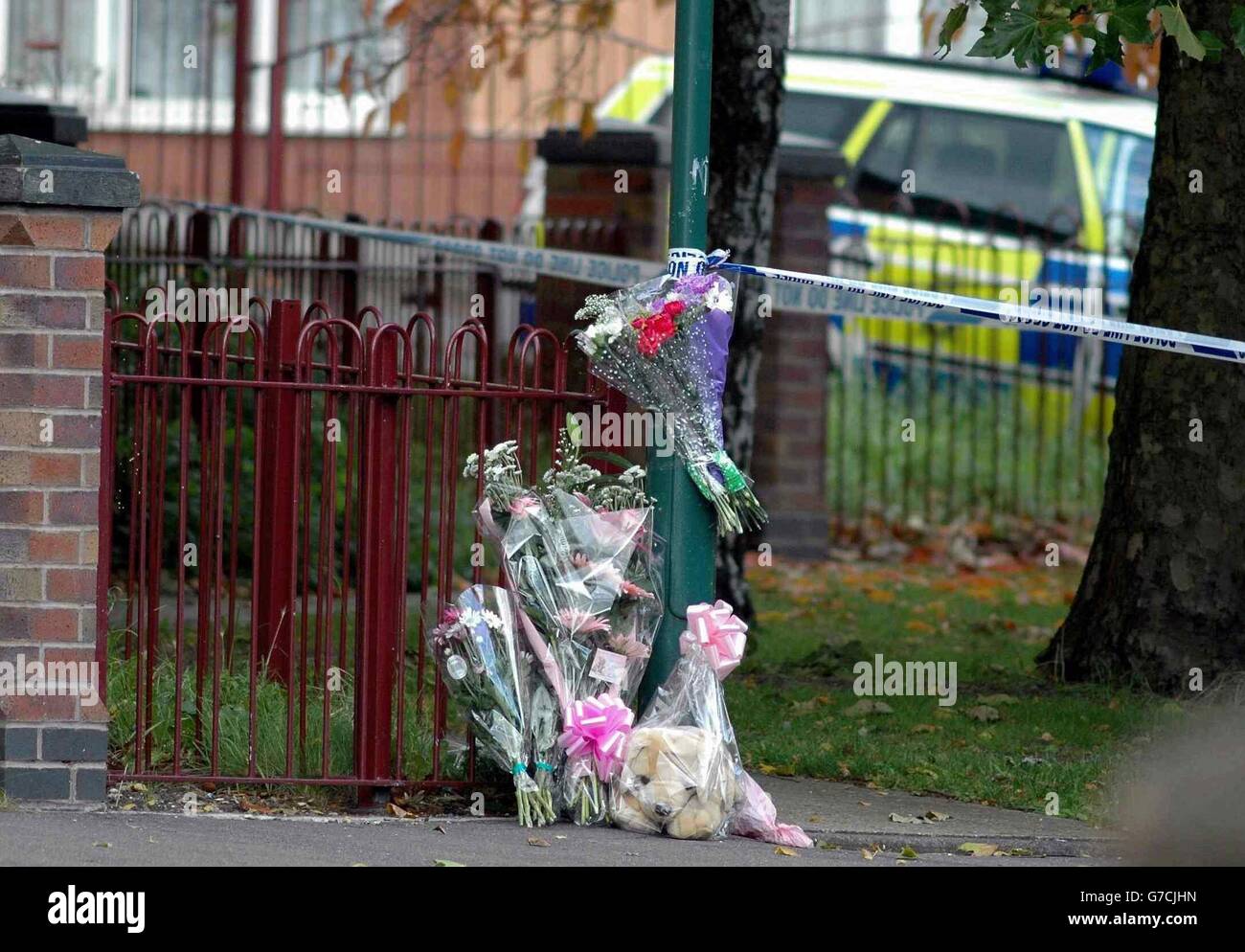 Fleurit sur la scène où Danielle Beccan, 14 ans, a été abattée dans la rue alors qu'elle rentriait d'une foire. L'enfant de 14 ans était avec un groupe d'amis lorsqu'elle a été tirée six fois d'une voiture qui passait dans une attaque apparemment aléatoire. Elle et ses amis marchaient dans la banlieue de St Ann à Nottingham juste après minuit quand son tueur a frappé. La police a déclaré aujourd'hui qu'elle était perplexe par les tirs. Banque D'Images