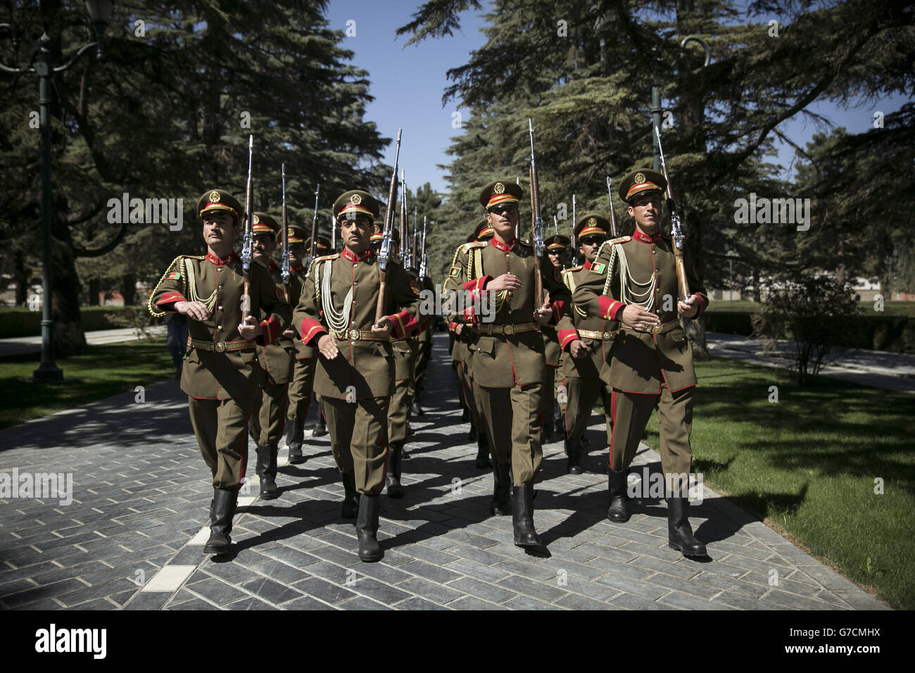 Les fonctions de garde présidentielle au Palais présidentiel lors d'une visite du Premier ministre David Cameron, qui est le premier dirigeant mondial à rencontrer le nouveau président afghan Ashraf Ghani et son adversaire vaincu dans la course présidentielle Abdullah Abdullah Abdullah depuis la formation du nouveau gouvernement. Banque D'Images