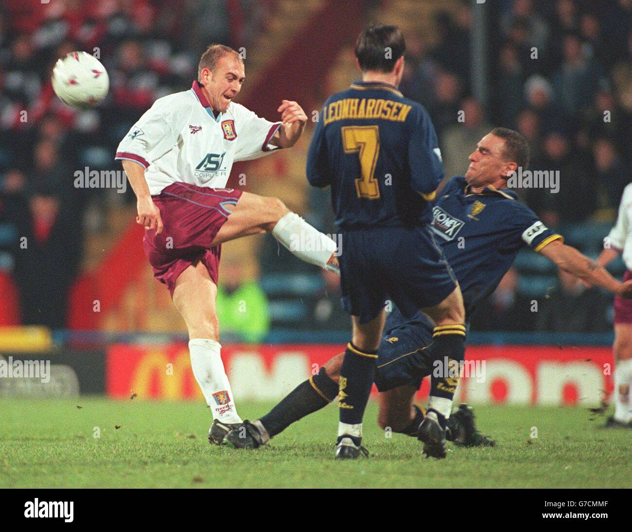 Football - Coca Cola Cup - quatrième tour - première étape - Wimbledon / Aston Villa.Mark Draper, Aston Villa (à gauche) a bloqué son tir par Vinnie Jones de Wimbledon (à droite) Banque D'Images
