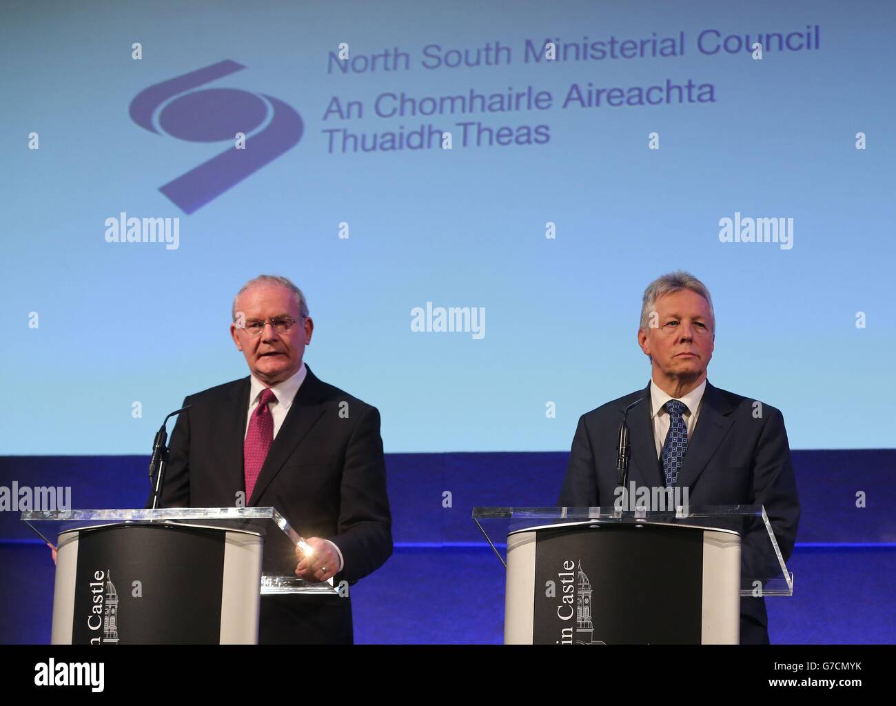 Le Premier ministre adjoint des Irelands du Nord, Martin McGuinness (à gauche), et le Premier ministre, Peter Robinson, ont pris la parole lors d'une conférence de presse après une réunion du Conseil ministériel du Nord-Sud au château de Dublin, en Irlande. Banque D'Images