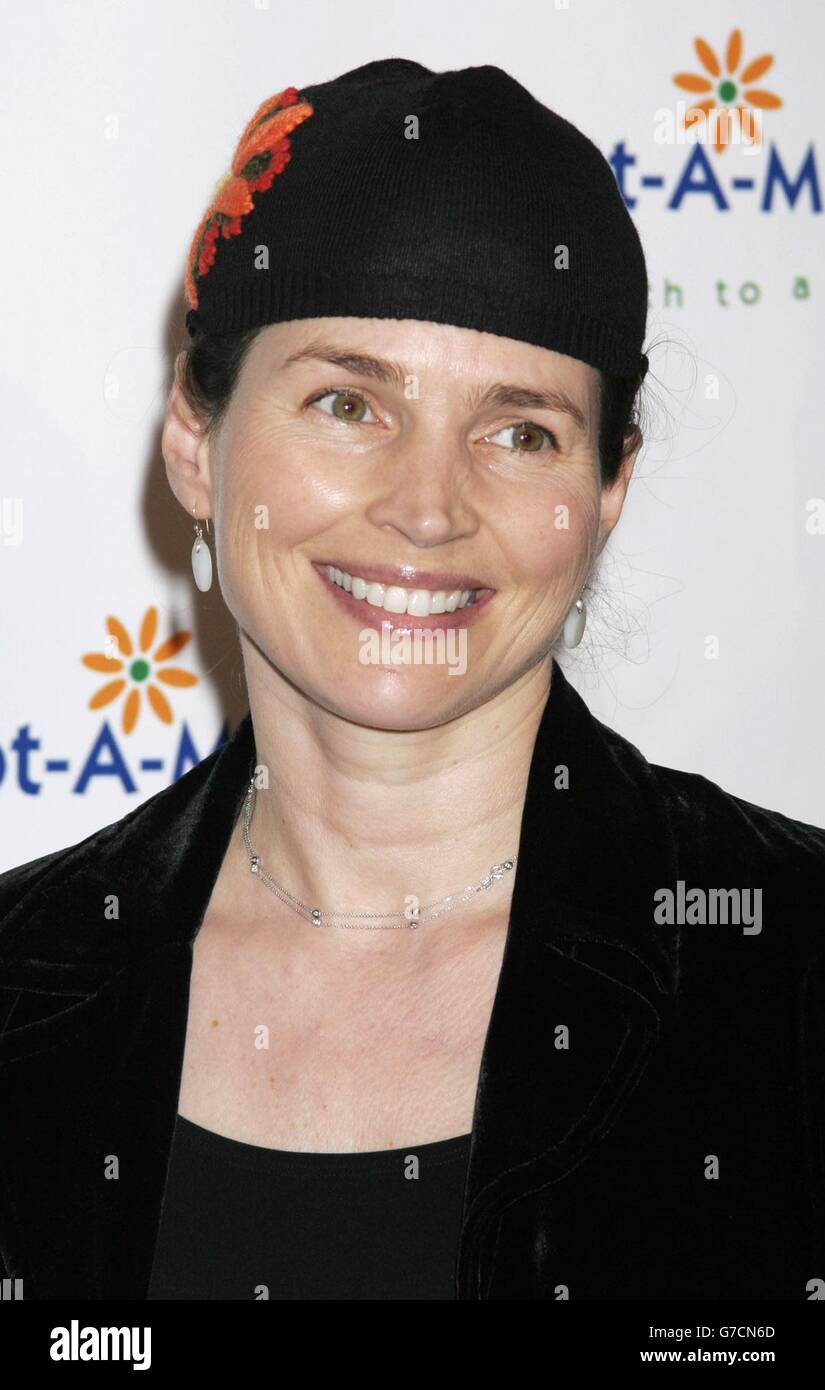 L'actrice Julia Ormond arrive pour le 4e Gala annuel des prestations pour adopter-A-Minefield à l'hôtel Century Plaza à Los Angeles, en Californie Banque D'Images