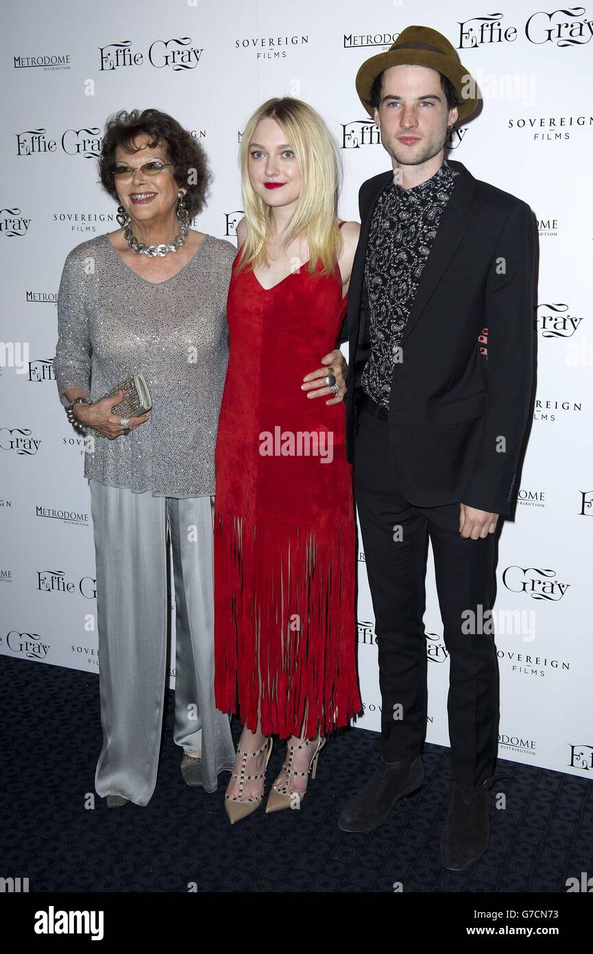 De gauche à droite.Claudia Cardinale, Dakota Fanning et Tom Sturridge arrivent à la première mondiale d'Effie Gray au cinéma Curzon de Mayfair, Londres. Banque D'Images