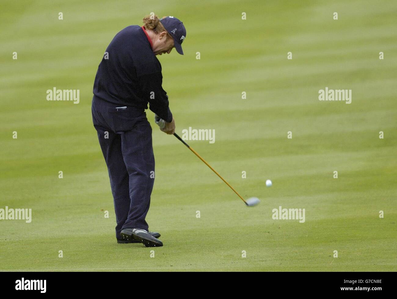 Miguel Angel Jimenez, de l'Espagne, joue son deuxième tir au onzième green, lors du Championnat du monde de jeu de match de HSBC à Wentworth. Banque D'Images