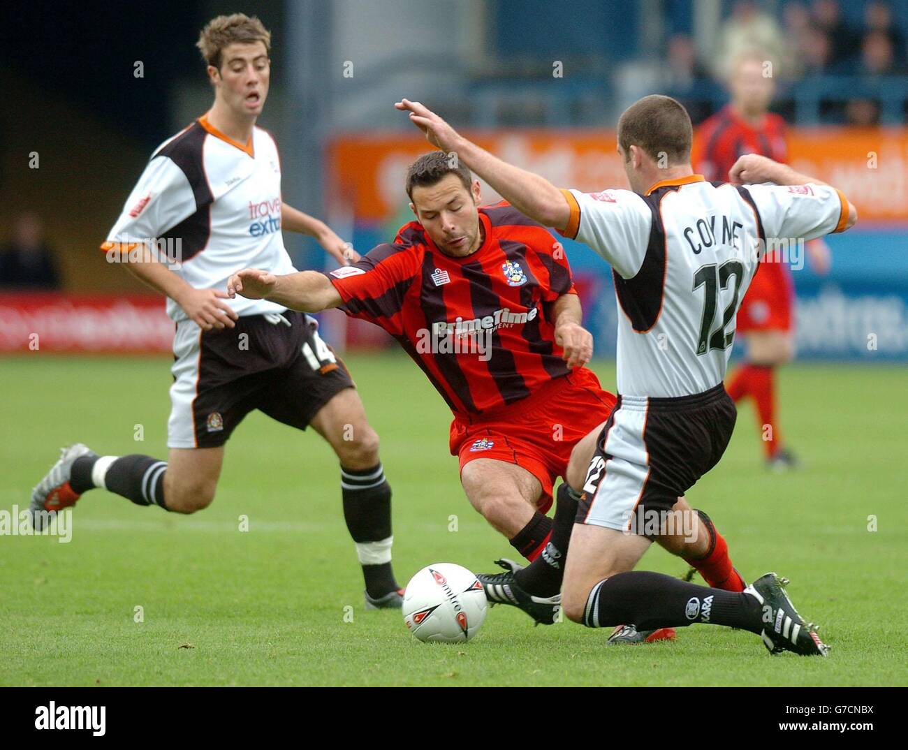 Pawel Abbott (au centre) de Huddersfield Town et Chris Coyne, de Luton Town, se disputent le ballon, lors de leur match de la Coca-Cola League One à Kenilworth Road, Luton, le samedi 16 octobre 2004. PAS D'UTILISATION DU SITE WEB DU CLUB OFFICIEUX. Banque D'Images