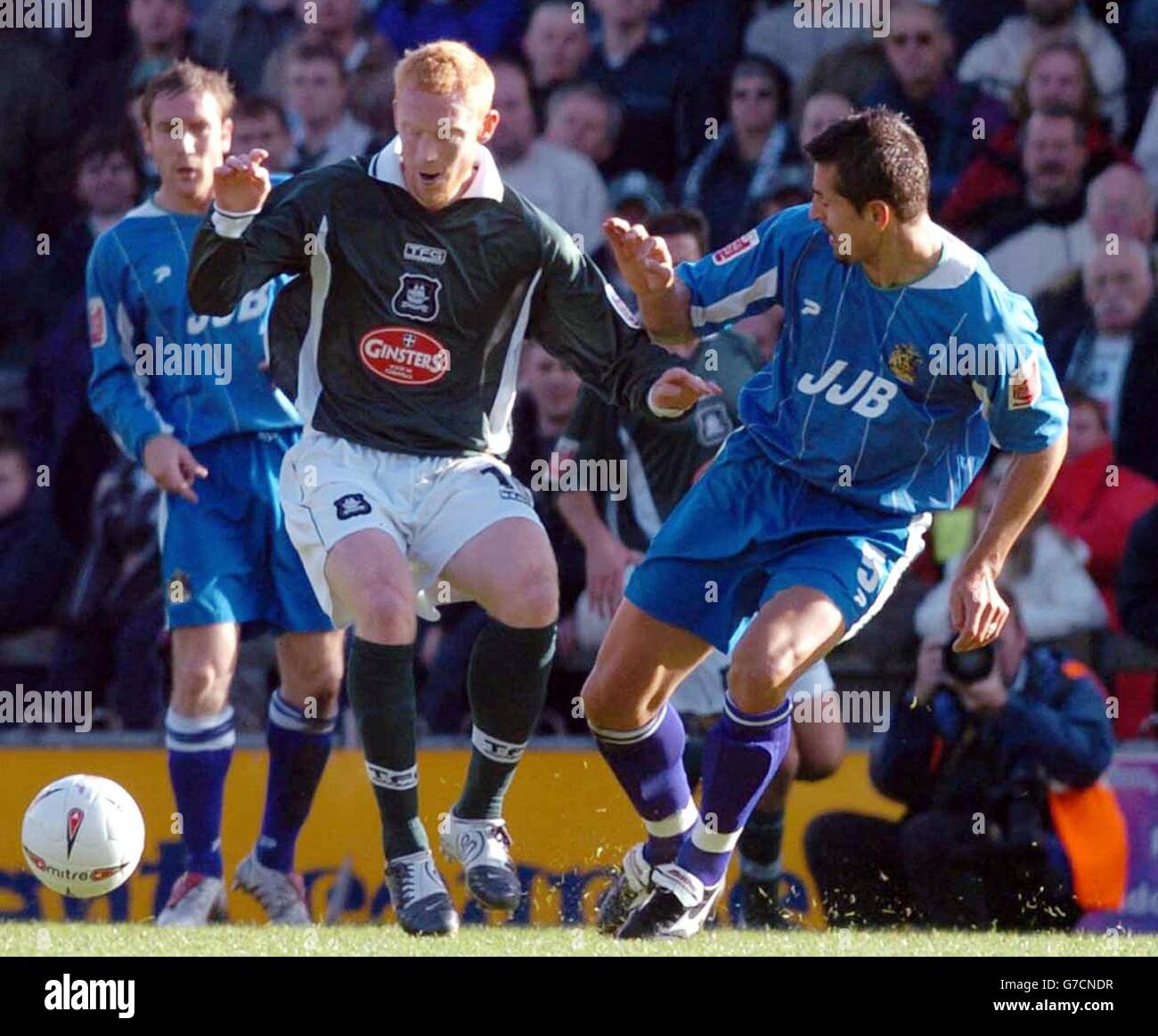 Plymouth Argyle, Lathan Lowndes (à gauche), lutte contre le ballon Emerson Thome de Wigan lors de leur match de championnat Coca-Cola à Home Park, Plymouth, le samedi 16 octobre 2004. PAS D'UTILISATION DU SITE WEB DU CLUB OFFICIEUX. Banque D'Images