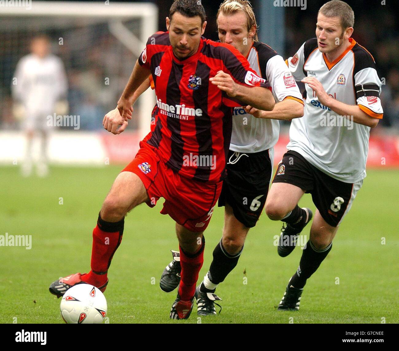 Pawel Abbott de Huddersfield Town est chassé par Paul Underwood et Kevin Nicholls (R) de Luton Town lors de leur match de la Coca-Cola League One à Kenilworth Road, Luton, samedi 16 octobre 2004. PAS D'UTILISATION DU SITE WEB DU CLUB OFFICIEUX. Banque D'Images