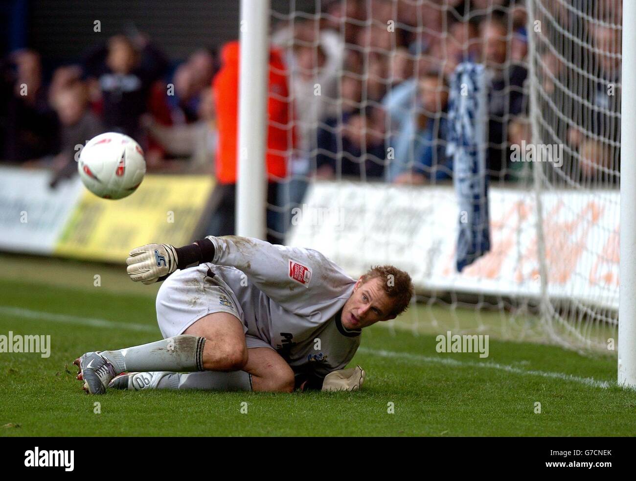 Ian Gray, de Huddersfield Town, sauve un certain but de Luton Town lors de son match de la Coca-Cola League One à Kenilworth Road, Luton, samedi 16 octobre 2004. PAS D'UTILISATION DU SITE WEB DU CLUB OFFICIEUX. Banque D'Images