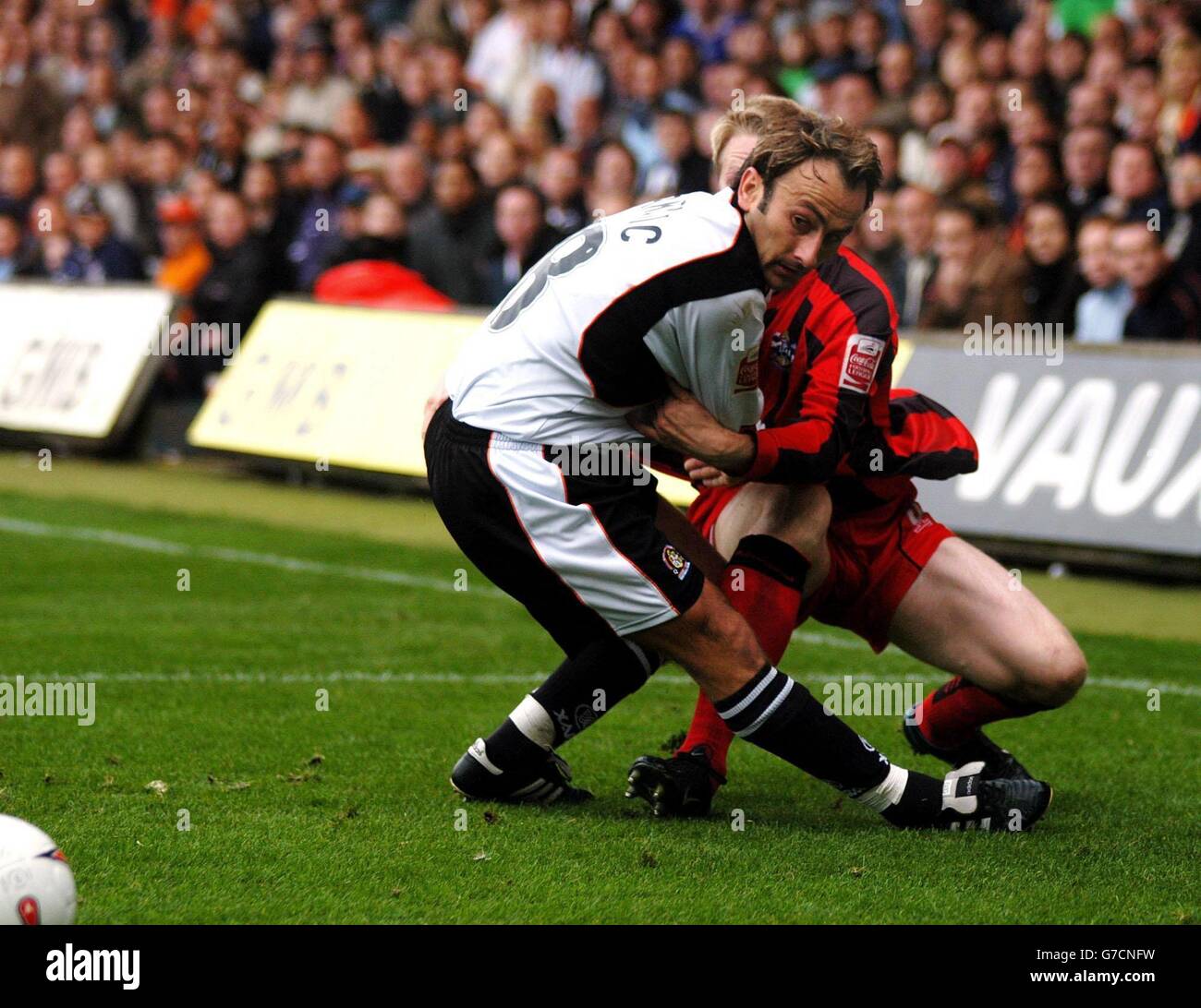 Ahmet Brkovic de Luton Town s'attaque à Nathan Clarke de Huddersfield Town lors de leur match de la Coca-Cola League One à Kenilworth Road, Luton, samedi 16 octobre 2004. PAS D'UTILISATION DU SITE WEB DU CLUB OFFICIEUX. Banque D'Images