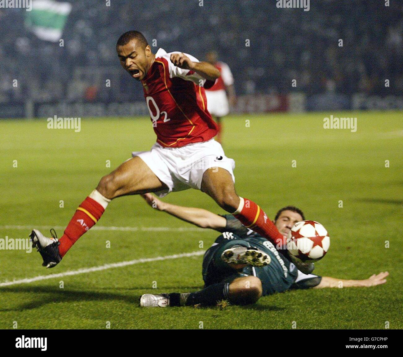 Ashley Cole, d'Arsenal (à gauche), saute sur l'attaque de Yannis Goumas de Panathinaikos lors du match E de la Ligue des champions de l'UEFA au stade Apostolos Nikolaidis, à Athènes, en Grèce. Banque D'Images