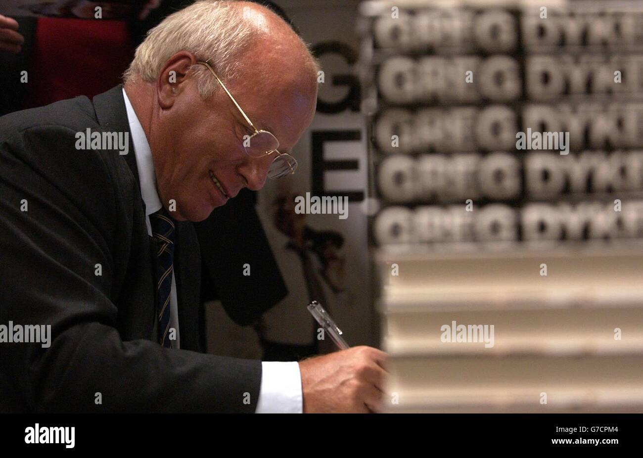 L'ancien directeur général de la BBC, Greg Dyke, signe des copies de son livre auto-titré, à la librairie de la société, au Centre de télévision, à l'ouest de Londres. Banque D'Images