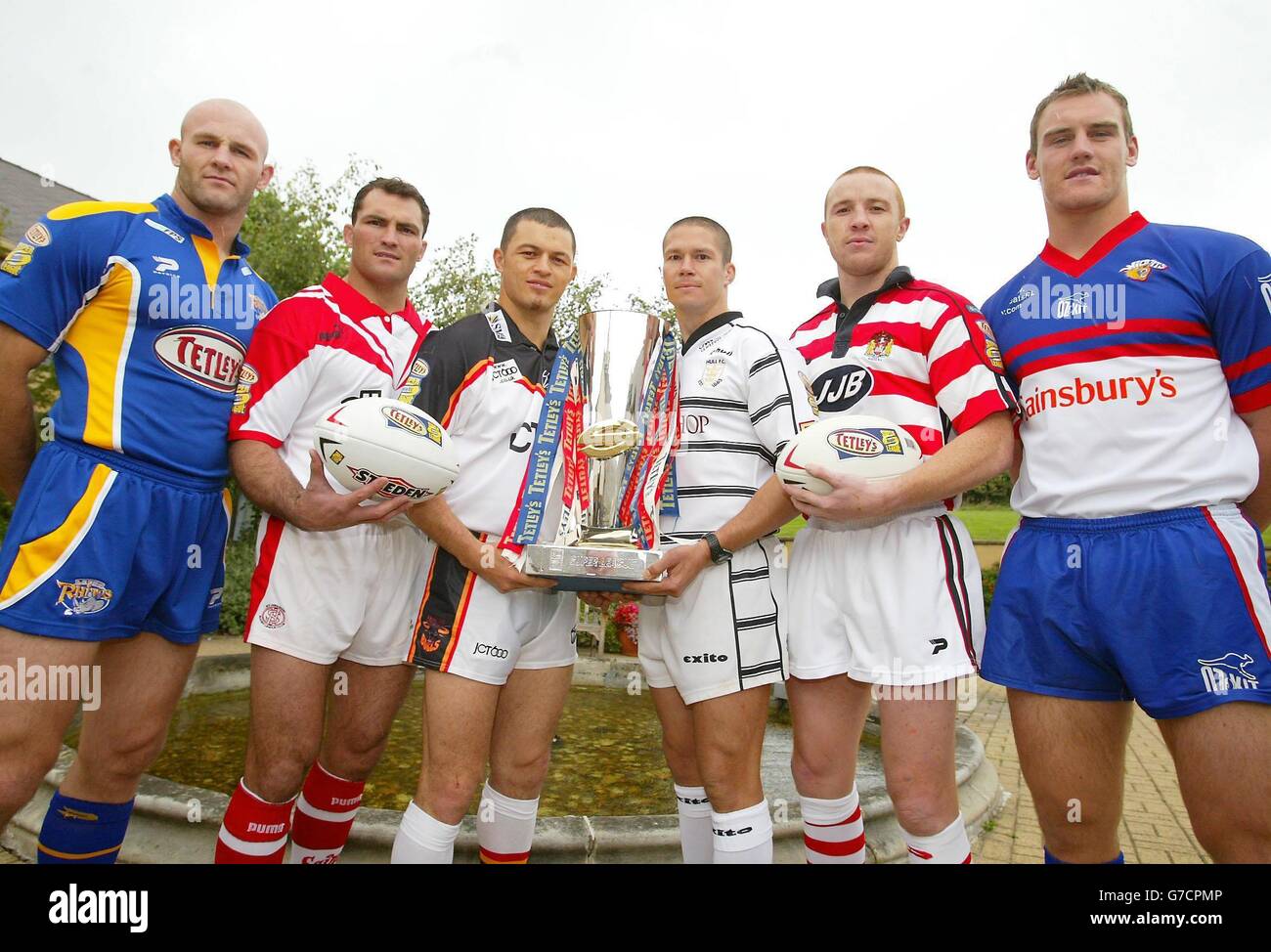 Le lancement des séries éliminatoires de la superligue de Tetley (de gauche à droite) Keith Senior (Leeds), Jason Hooper (St Helens), Robbie Paul (Bradford), Richard Swain (Hull), Kris Radlinski (Wigan) et Gareth Ellis (Wakefield) photographiés lors d'un phocall au Holiday Inn, à Brightouse. Banque D'Images Le lancement des séries éliminatoires de la superligue de Tetley (de gauche à droite) Keith Senior (Leeds), Jason Hooper (St Helens), Robbie Paul (Bradford), Richard Swain (Hull), Kris Radlinski (Wigan) et Gareth Ellis (Wakefield) photographiés lors d'un phocall au Holiday Inn, à Brightouse. Banque D'Images