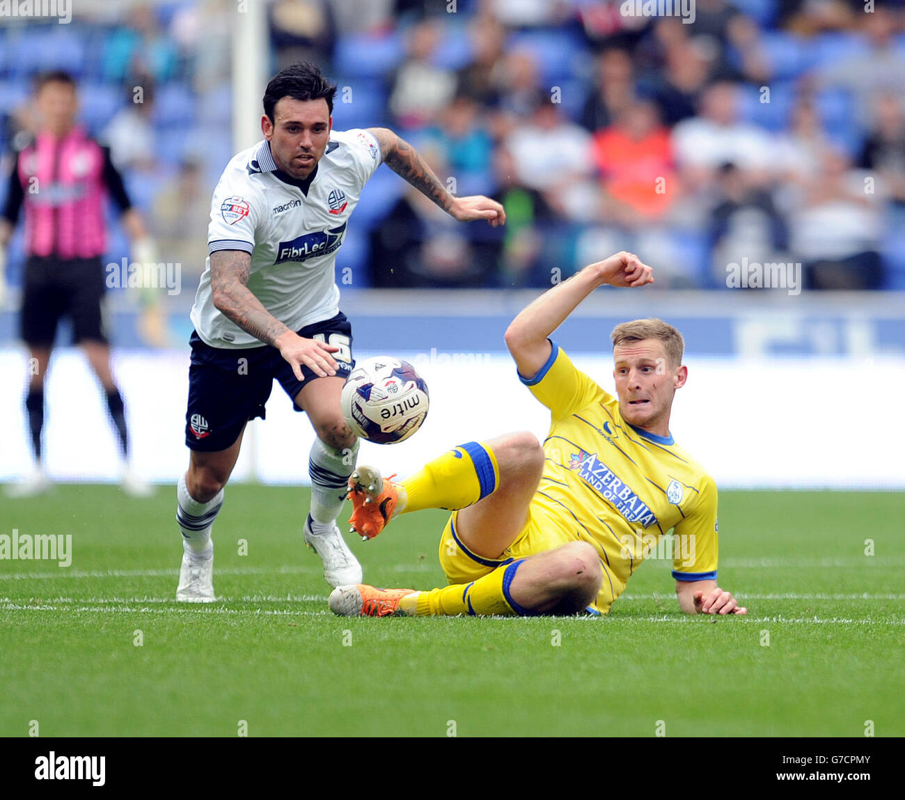 Mark Davies (à gauche) de Bolton Wanderers et Tom Lees de Sheffield Wednesday se battent pour le ballon lors du match du championnat Sky Bet au stade Macron, à Bolton. Banque D'Images