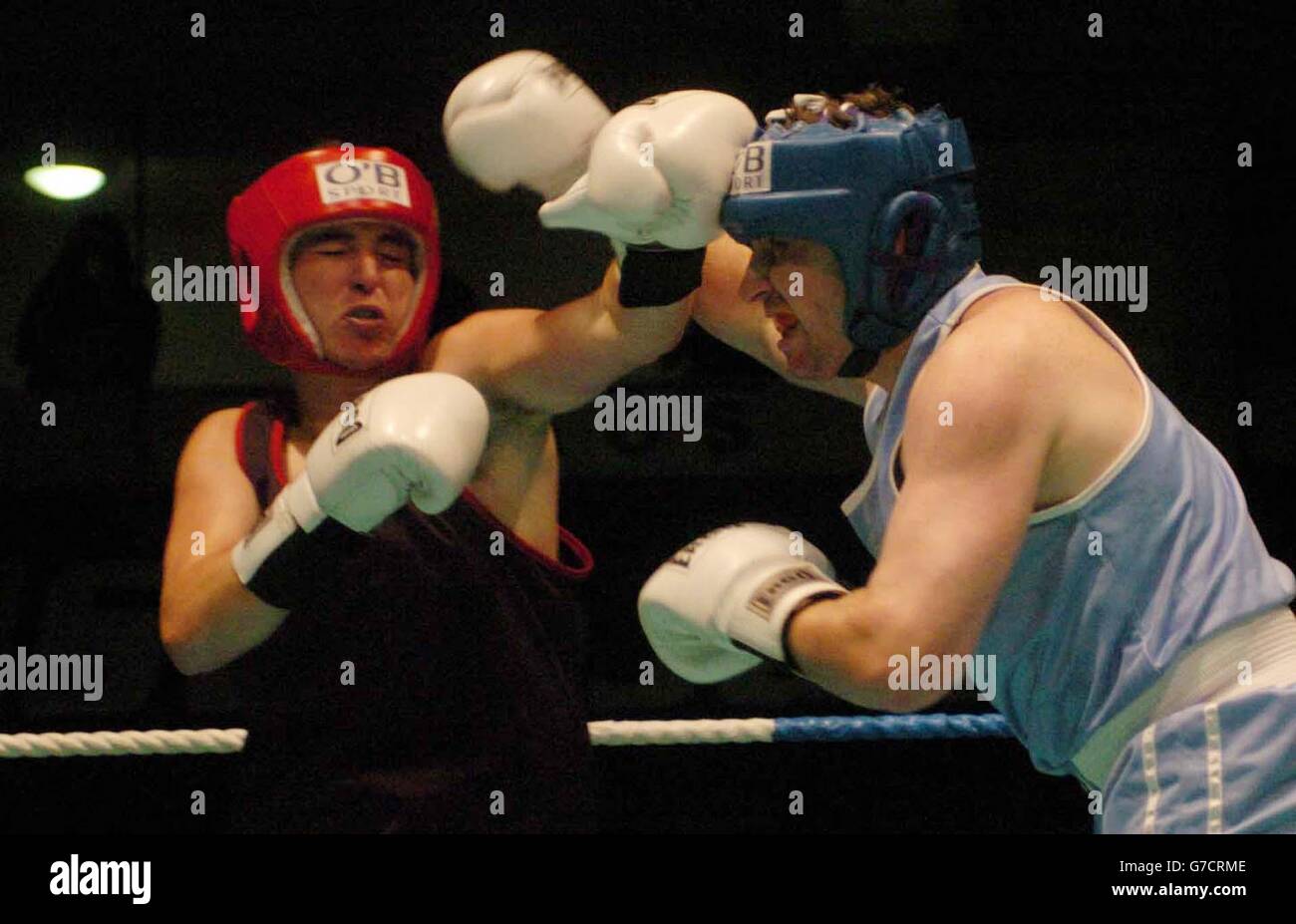 Le joueur de snooker australien Quinten Hann (L) combat l'Irish Gaelic Athletic Association footballeur Jonathan Magee au stade national irlandais. Les deux athlètes ont organisé le combat pour régler un conflit, après que Hann ait suggéré que les joueurs de GAA n'étaient pas aussi robustes physiquement que les footballeurs australiens. Magee a été élu vainqueur après trois tours. Banque D'Images