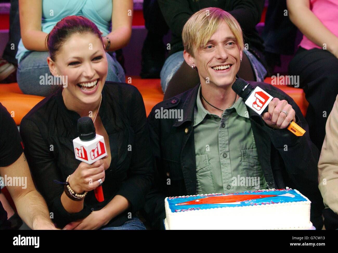 La présentatrice Emma Griffiths donne un gâteau d'anniversaire à l'acteur Mackenzie Crook lors de son apparition sur le salon TRL - Total Request Live - de MTV, dans les nouveaux studios de Leicester Square, dans le centre de Londres. Banque D'Images