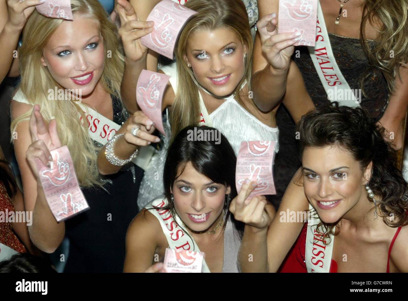 Quelques-uns des 11 europeon Miss monde concurrents, de gauche à droite rangée arrière de manquer Ecosse lois weatherup, Miss Belgique Ellen Petri, en bas à gauche,Miss Portugal Patricia Oliveira et Miss Espagne Maite Madina lors d'un appel photo à Londres pour Miss monde concurrents de se joindre à leurs forces pour lancer Euromillions élargi dans la Loterie d'Euro pour devenir la plus grande loterie du monde. Banque D'Images